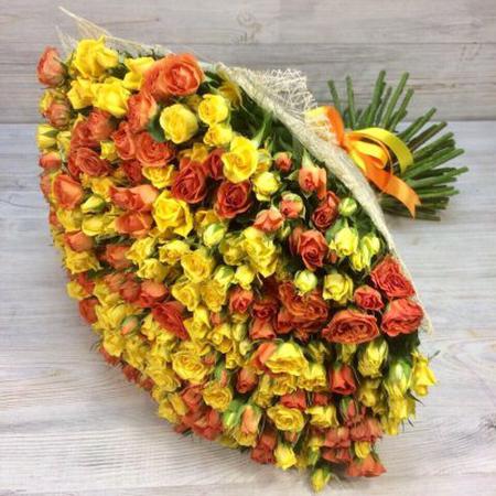 Букет из  101 желтой и оранжевой кустовой розы 50 см